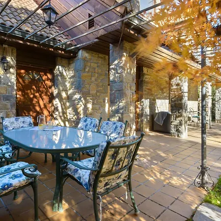 Willa Lana Baros, Jaca